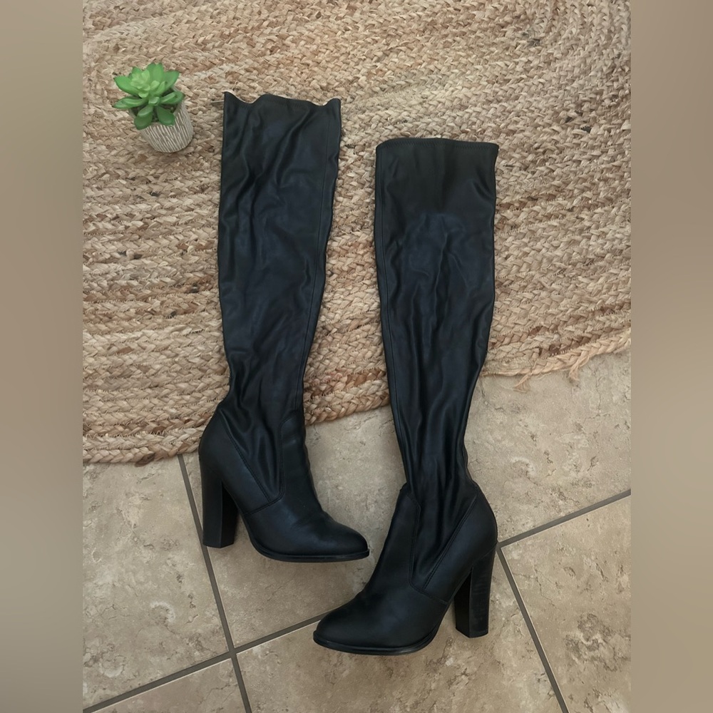 KNEE HIGH HEELED BOOTS